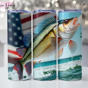 Vaso de pescado PNG, diseño de vaso delgado de 20 oz, vaso de papá pescador, pez lubina saltando en el agua png, descarga digital, bandera estadounidense Png