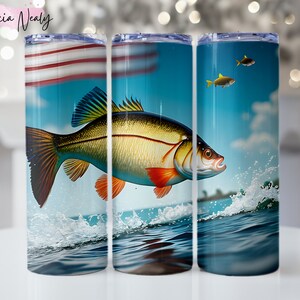 Vaso de pescado PNG, diseño de vaso delgado de 20 oz, vaso de papá pescador, pez lubina saltando en el agua png, descarga digital, bandera estadounidense Png