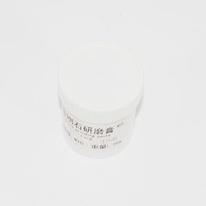 以下が含まれることがあります： 研磨膏 Grinding paste W10 中国: 50g と書かれた黒いラベルが付いた白いプラスチック製の瓶