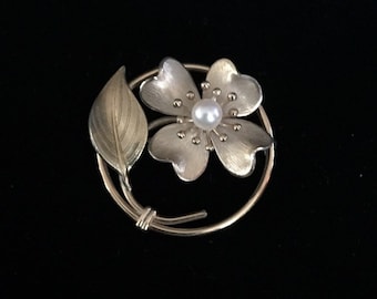 Krementz circle pin/brooch with leaf and flower design gold tone pearl accent vintage