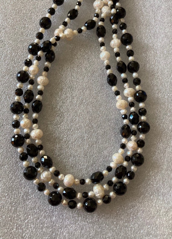 Beaded three strand necklace black and pearl