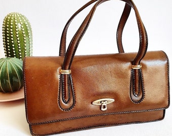 Vintage 70s bellows handbag, in real leather-colored leather, gold metal hook closure and inner pockets