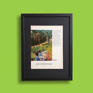 Może przedstawiać: Winietkowe ogłoszenie IBM z fotografią trzech osób wędrujących po lesie. Tekst brzmi: "Kiedy ich dzieci wyjadą na wycieczki, czy będą mogły nadal bawić się w lesie?" IBM.