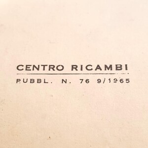 K&ouml;nnte beinhalten: Schwarz-wei&szlig;er Text auf wei&szlig;em Hintergrund mit der Aufschrift "CENTRO RICAMBI PUBBL. N. 76 9/1965".