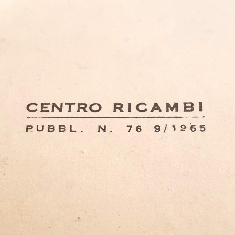 K&ouml;nnte beinhalten: Schwarz-wei&szlig;er Text auf wei&szlig;em Hintergrund mit der Aufschrift "CENTRO RICAMBI PUBBL. N. 76 9/1965".