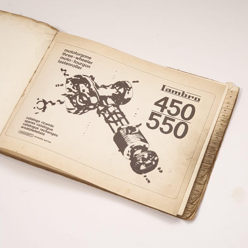 K&ouml;nnte beinhalten: Ein Vintage-Handbuch, gebunden in braunes Papier, f&uuml;r ein dreir&auml;driges Fahrzeug Lambr 450 und 550. Der Umschlag zeigt eine Schwarzwei&szlig;illustration des Fahrzeugs und den Text "motofurgone, three-wheeler, moto-fourgon, lastenroller".