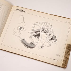 K&ouml;nnte beinhalten: Eine Schwarzwei&szlig;zeichnung des Innenraums und der Au&szlig;enbauteile eines Fahrzeugs. Die Zeichnung ist mit Nummern versehen und zeigt einen Sitz, ein Lenkrad und eine Windschutzscheibe. Der Text "Lambro" ist in der oberen linken Ecke des Bildes sichtbar.