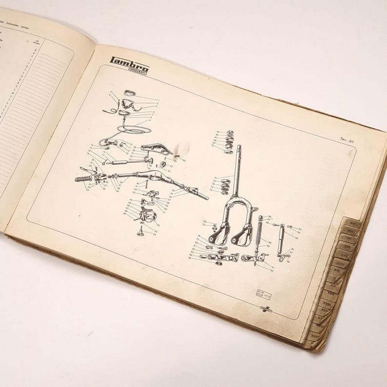 K&ouml;nnte beinhalten: Ein schwarz-wei&szlig;es Explosionsdiagramm einer Motorrad-Vorderradaufh&auml;ngung, das die einzelnen Teile und ihre entsprechenden Nummern zeigt. Das Diagramm stammt aus einem Vintage-Lambretta-Motorrad-Ersatzteilhandbuch.