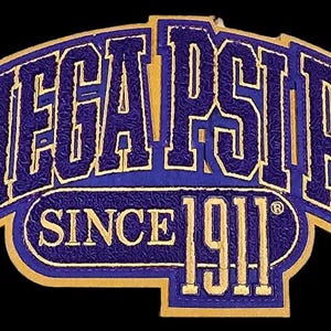 Omega Psi Phi Bruderschaft Lila & Gold gebogener Chenille Patch - offizielles Emblem der griechischen Organisation