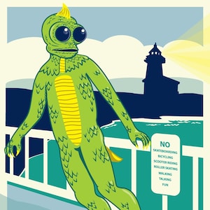 Könnte beinhalten: Ein grünes, reptilienartiges Wesen mit einem gelben Kamm fährt auf einem futuristischen, schwarzen Hoverboard. Das Wesen hat große, schwarze Augen und ein zahniges Grinsen. Ein Schild hinter dem Wesen lautet "NO SKATEBOARDING, BICYCLING, SCOOTER RIDING, ROLLER SKATING, WALKING, TALKING, FUN".