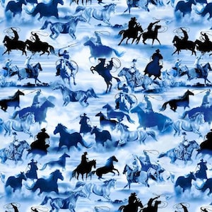 Pode incluir: Um padrão repetitivo com cowboys a cavalo e cavalos a correr em tons de azul e branco. Os cowboys estão em silhueta, alguns com laço, contra um fundo nublado. O design é adequado para tecido ou papel de parede.