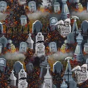 Op de afbeelding: Een griezelige Halloween-stof met een herhalend patroon van grijze grafstenen met verschillende inscripties, waaronder "Rust in vrede", "Betreed op eigen risico" en "Bea Gone". De grafstenen zijn omgeven door een mistige, nevelachtige atmosfeer en herfstbladeren.