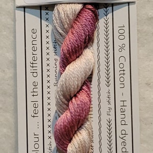 Pode incluir: Fio para bordar Pink Galah, um fio de algodão 100% tingido à mão em tons de rosa e creme, vem em um comprimento pré-cortado de 10 metros. O fio é embalado em um cartão branco com o nome da marca "cgt" e o código do produto "VD 28".