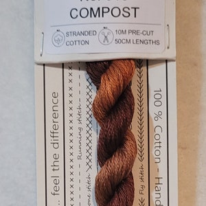 Peut inclure: Écheveau de fil de coton mouliné marron et cuivré, intitulé "Compost", pour projets de broderie ou de point de croix. L'étiquette indique "100% Coton - Teint à la main en Australie."