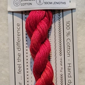 Pode incluir: Um novelo de fio de algodão vermelho vibrante, rotulado como "Bottlebrush". A etiqueta inclui o texto: "10M Pré-cortado 50cm Comprimentos" e "100% Algodão - Tingido à mão na Austrália". O fio é para ponto cruz, ponto de mosca e ponto haste.