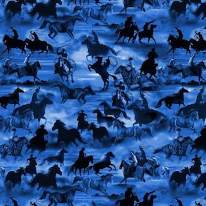 Op de afbeelding: Een blauw en wit patroon met cowboys die op paarden rijden. Het patroon wordt herhaald over de hele afbeelding.