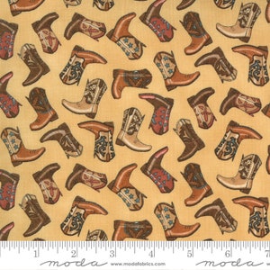 Pode incluir: Um tecido amarelo com um padrão repetido de botas de cowboy marrons. As botas têm diferentes desenhos e estão espalhadas aleatoriamente pelo tecido.