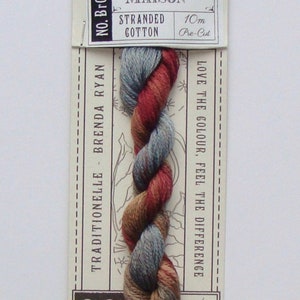 Może przedstawiać: Kłębek mulinowej nici do haftu Maison w połączeniu kolorów niebieskiego, brązowego i czerwonego. Etykieta zawiera napis "Maison Mulina Bawełniana 10m Wstępnie Pokrojona Kochaj Kolor, Poczuj Różnicę i Farbowany".