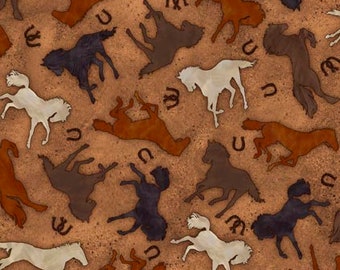 Könnte beinhalten: Ein sich wiederholendes Muster mit Silhouetten von Pferden in verschiedenen Farben, darunter Braun, Weiß und Schwarz, vor einem beigefarbenen Hintergrund. Das Design enthält auch Hufeisen und Markensymbole.