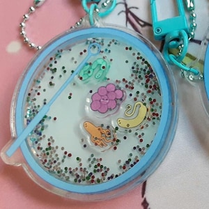 Charm de agitador con gérmenes en una placa de Petri