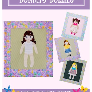 Op de afbeelding: Een papieren poppen quiltpatroon met een paarse, groene en blauwe vlinder rand. Het patroon bevat een pop met een witte jurk en drie outfits. De tekst "A Paper Doll Quilt Pattern" en "Clothes Patterns Included" is afgedrukt op de afbeelding.