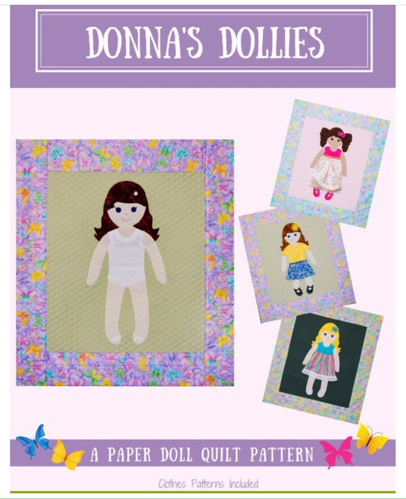 Op de afbeelding: Een papieren poppen quiltpatroon met een paarse, groene en blauwe vlinder rand. Het patroon bevat een pop met een witte jurk en drie outfits. De tekst "A Paper Doll Quilt Pattern" en "Clothes Patterns Included" is afgedrukt op de afbeelding.