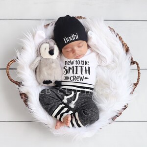Tenue de bébé garçon rentrant à la maison, taille nouveau-né ou 0-3 mois,  foot monogramme, cadeau de baby shower, coton pima, photos de nouveau-né,  gris et blanc -  France