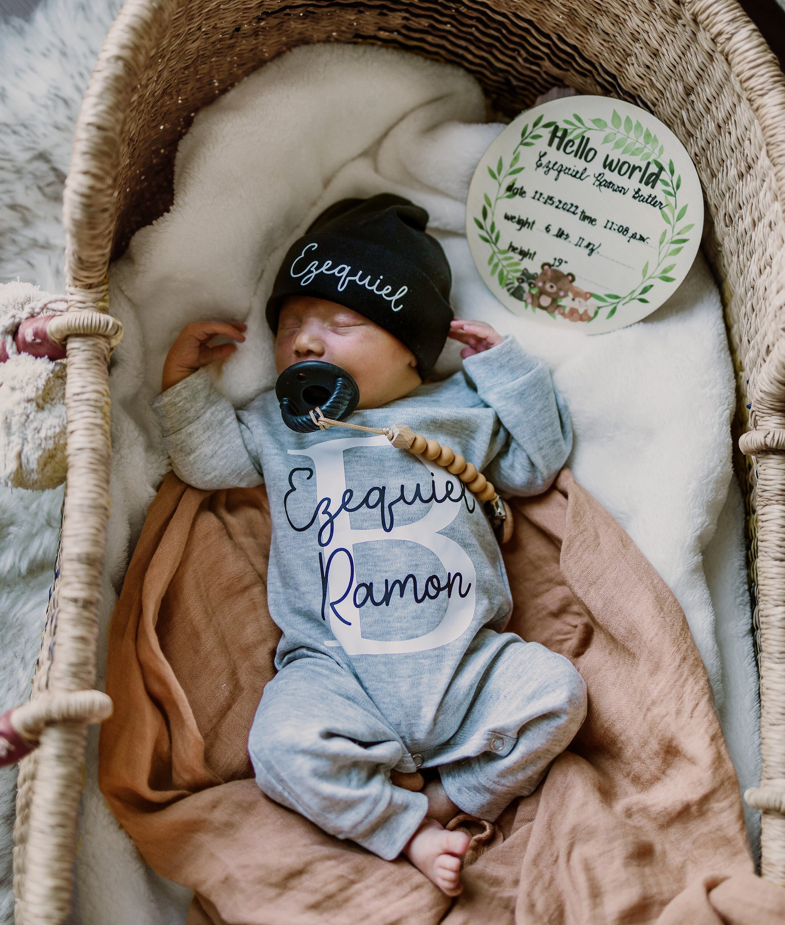 Tenue de bébé garçon rentrant à la maison, taille nouveau-né ou 0-3 mois,  foot monogramme, cadeau de baby shower, coton pima, photos de nouveau-né,  gris et blanc -  France