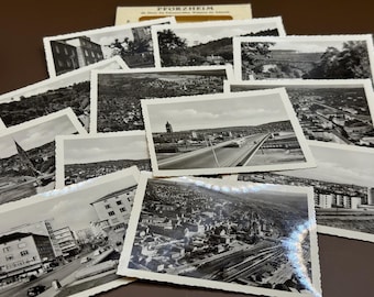 Op de afbeelding: Een verzameling zwart-wit vintage ansichtkaarten met lucht- en straatbeelden van Pforzheim, Duitsland. De rechthoekige kaarten hebben geschulpte randen en tonen diverse stadsgezichten, gebouwen, bruggen en wegen uit een vervlogen tijd.