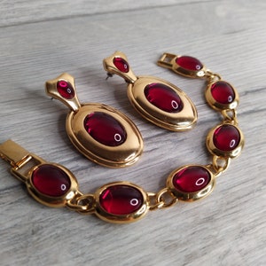 Vintage Napier Red Wine Color Oval Dangling Earring and Bracelet With Oval Ruby Red Glass Cabochons Napier Amazing Gilded Jewelry Set