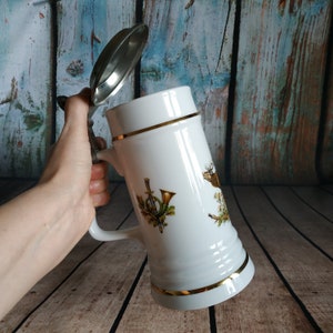 Jarra de cerveza grande de cerámica blanca estilo campestre vintage con tapa de peltre, taza de porcelana estilo cazador europeo