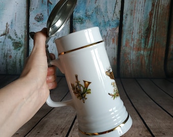 Stary czeski ceramiczny kufel do piwa z cynową pokrywką: Scena myśliwska