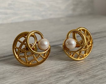 Vintage Trifari Round Clip Earrings Gold Plated Textured Clip Earrings Swirl With One Faux Pearl Aesthetic Classic Women's Jewelry 80s