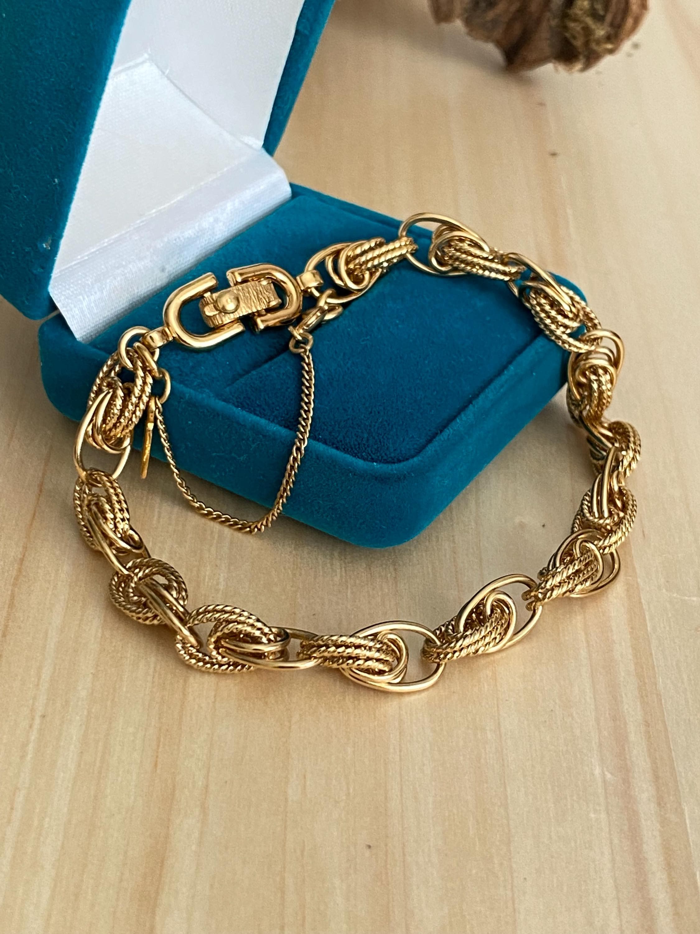 Vintage Monet Lovely Gilded Chain Link Bracelet 8.2" Interlocking Alternating Oval Rings Safety Chain Aesthetic Jewelry for Women Every Day