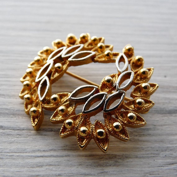 Art deco shop costume jewellery