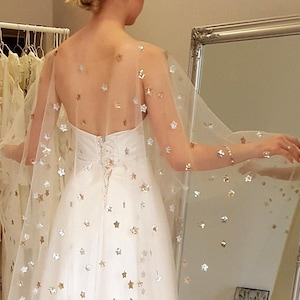 グレーの星型スパンコールのウェディング ケープ: 輝く星座の星月ブライダル カバーアップ クローク。