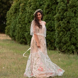 Bloemen geborduurde schalingstrouwjurk: kleurrijke rustieke boho-alternatieve eenvoudige bruidsjurk met off-shoulder bloemen.
