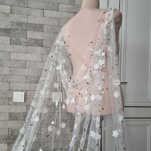 3D Daisy Flower Wedding Cape: Delicate Floral Bridal Veil