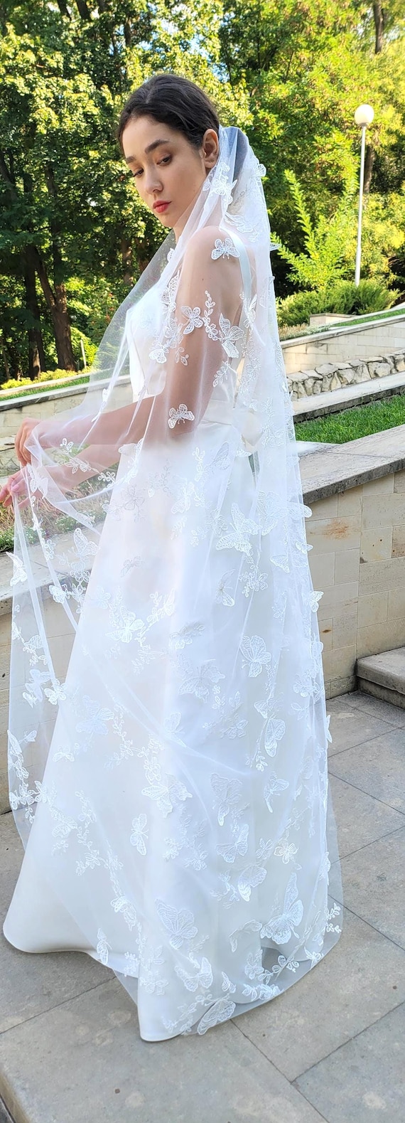 3D Butterfly Wedding Veil: Embroidered Colorful Wildflowers  display picture 2