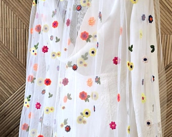 Brautschleier mit Stickerei: Bunte Rosen, Margeriten, Botanischer Garten
