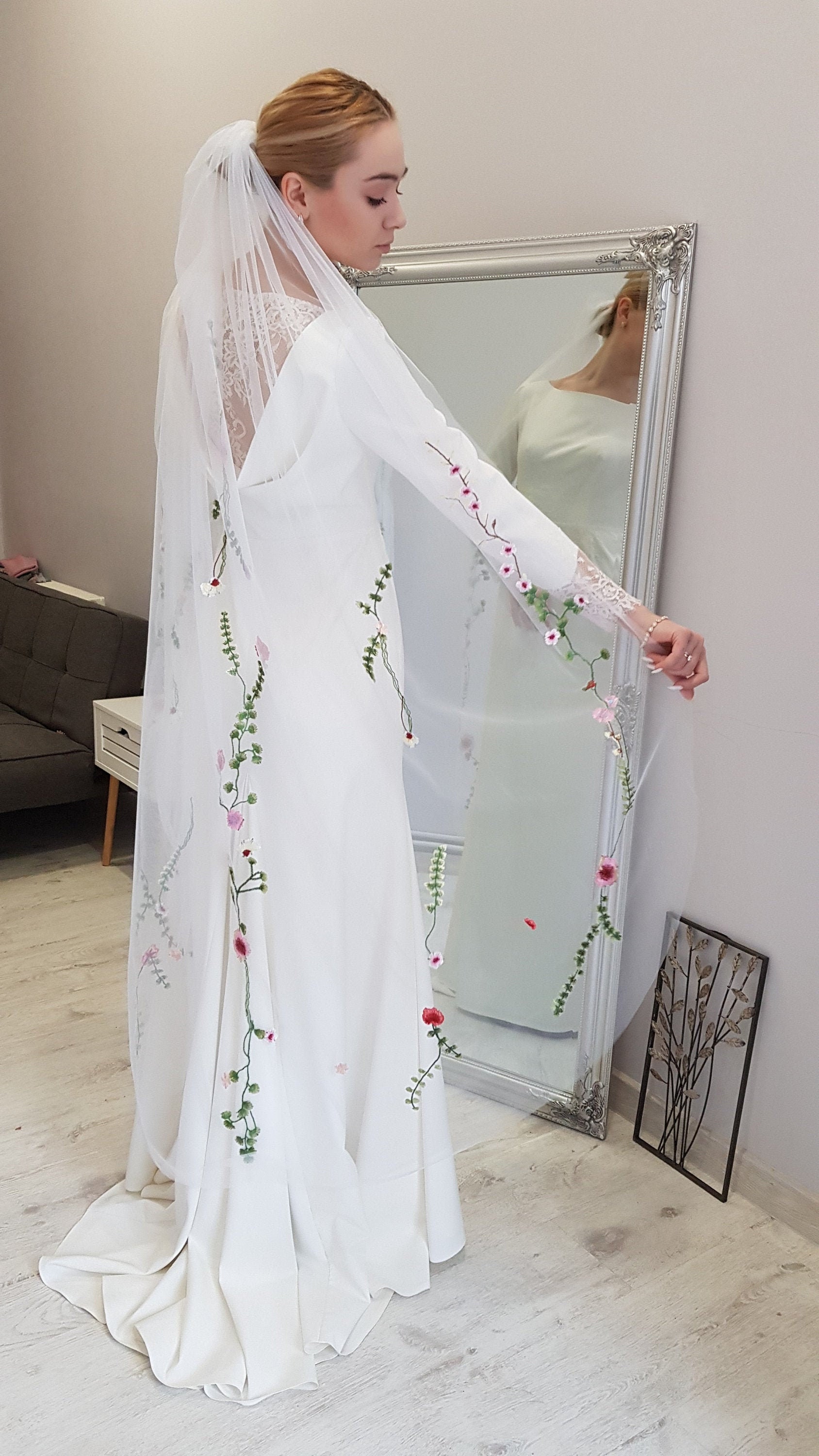 ウエディングベール 花柄刺繍 花の刺繍ブライダルベール：カラフルな