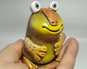 手作りの陶器製カエルの置物：奇妙な彫刻アート、かわいいカエル