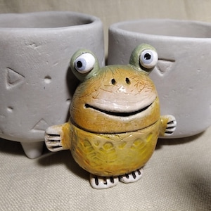 手作りの陶器製カエルの置物：奇妙な彫刻アート - Etsy 日本
