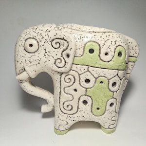Lámpara de aromaterapia con forma de elefante de cerámica, hecha a mano.