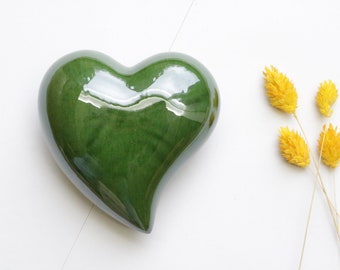 Small green ceramic heart, gift tags, birthday decor, wedding decoration, favours, green heart, corazón de cerámica, céramique coeur