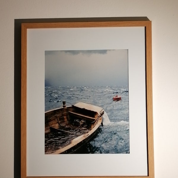 Bateau de naufrage de photo dans la mer orageuse, couleurs, impression analogique d’appareil-photo, affiche