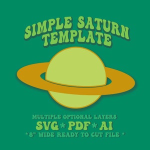 Op de afbeelding: Een digitaal snijbestand met een eenvoudige Saturnus-planeet met ringen. Het ontwerp is in retro-stijl met een groene achtergrond en gele en oranje kleuren. De tekst "SIMPLE SATURN TEMPLATE" staat bovenaan het ontwerp. De tekst "SVG*PDF*AI" staat in het midden van het ontwerp. De tekst "*8" WIDE READY TO CUT FILE*" staat onderaan het ontwerp.