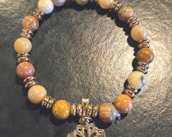 Dehnbare Tan & Brown Stein Perlen Armband mit Gold Akzente mit einem Chakra Anhänger