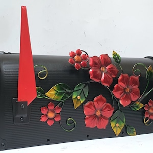 Montaje de poste de buzón negro, ramo de flores, buzón de arte, galería de arte de metal, buzón de flores, buzón de metal