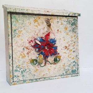 Caixa de correio de artista, caixa de correio pintada à mão, flores de metal feitas à mão, galeria de arte de metal, caixa de correio de flores, travamento com 2 chaves